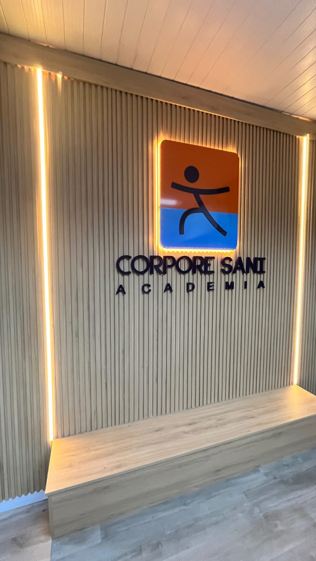 Logo luminoso Corpore Sani Academia instalado pela Aplik Signs