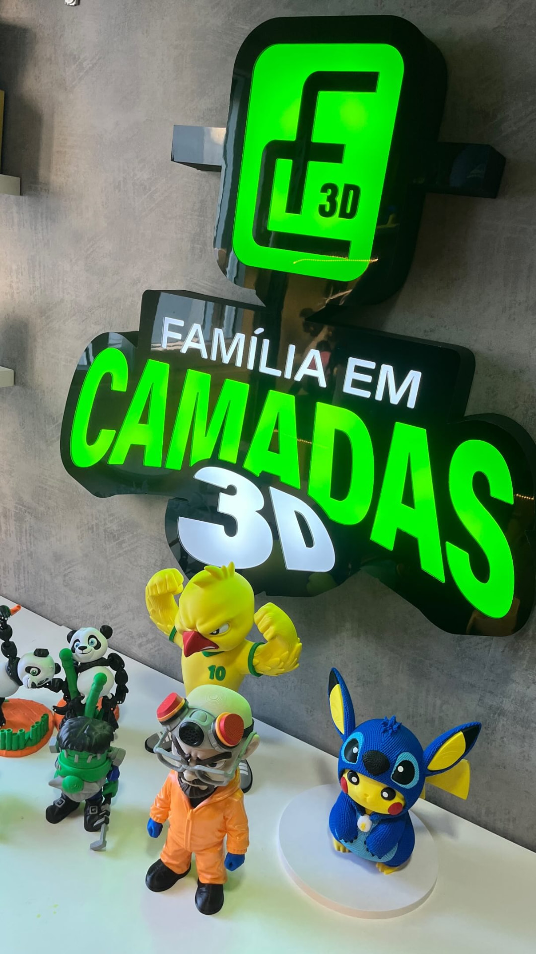 Letreiro em 3D verde Família em Camadas 3D com iluminação frontal